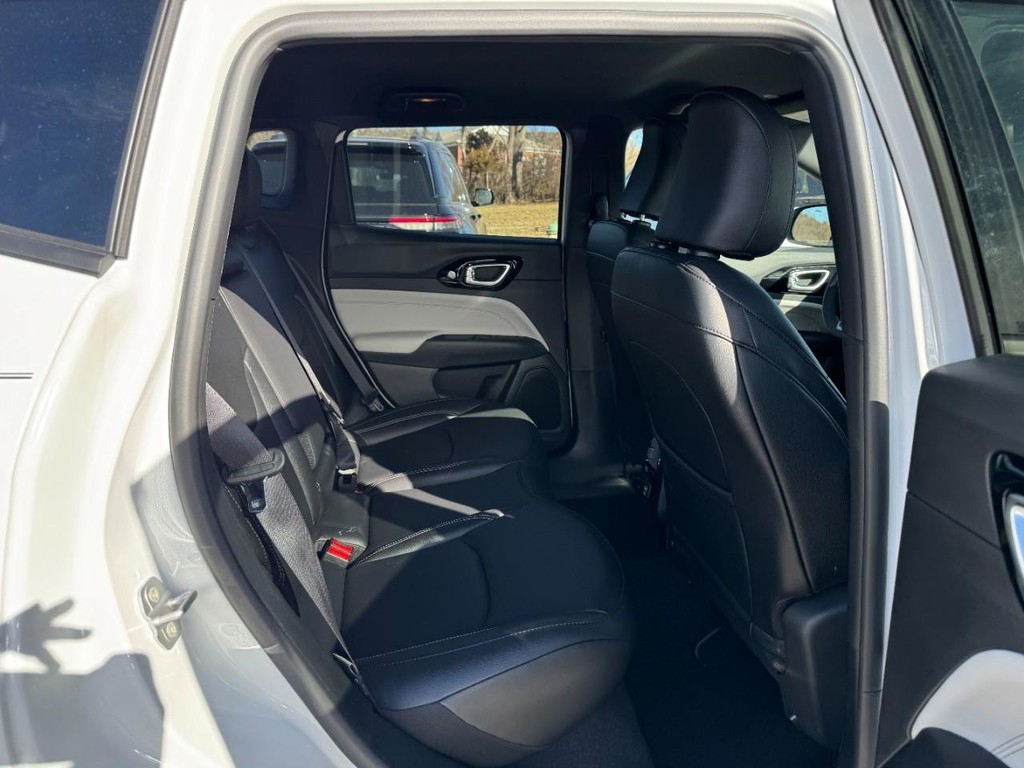 Jeep Compass Vehicle Full-screen Gallery Image 05