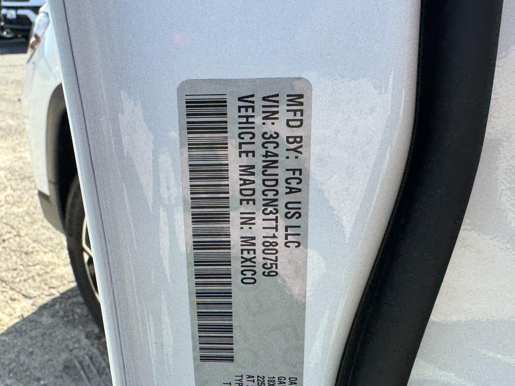 Jeep Compass Vehicle Full-screen Gallery Image 16