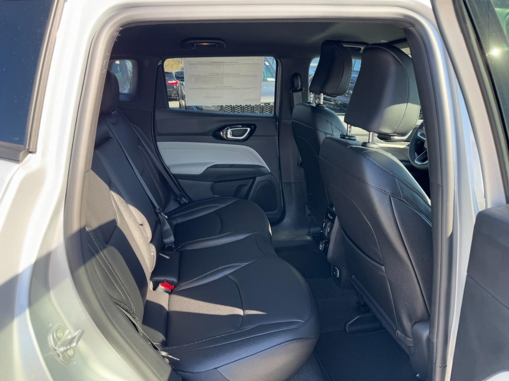 Jeep Compass Vehicle Full-screen Gallery Image 05