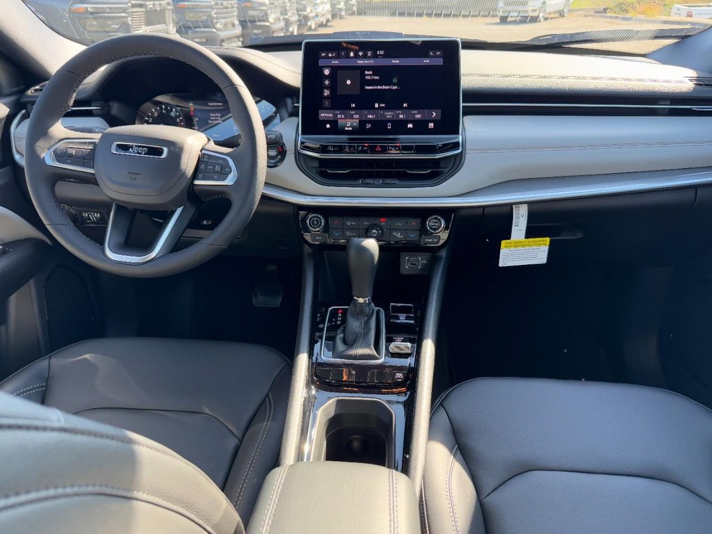 Jeep Compass Vehicle Full-screen Gallery Image 06