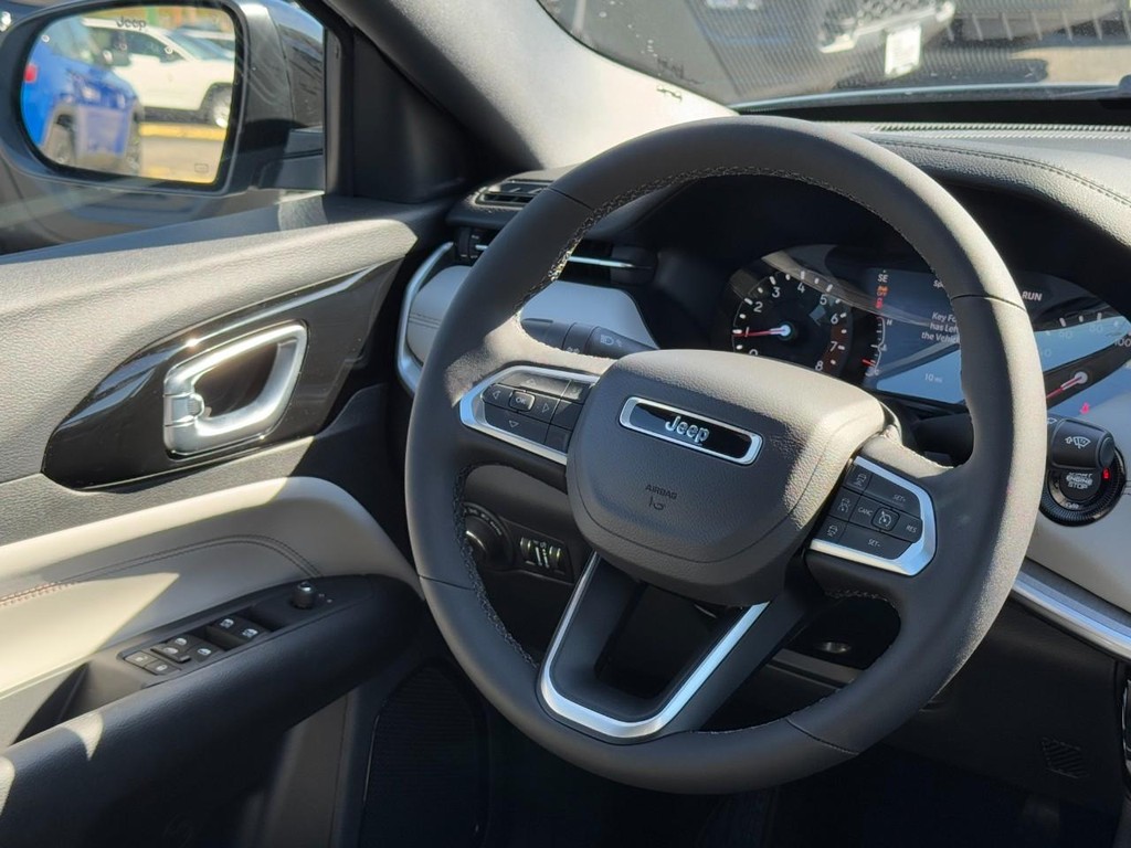 Jeep Compass Vehicle Full-screen Gallery Image 07