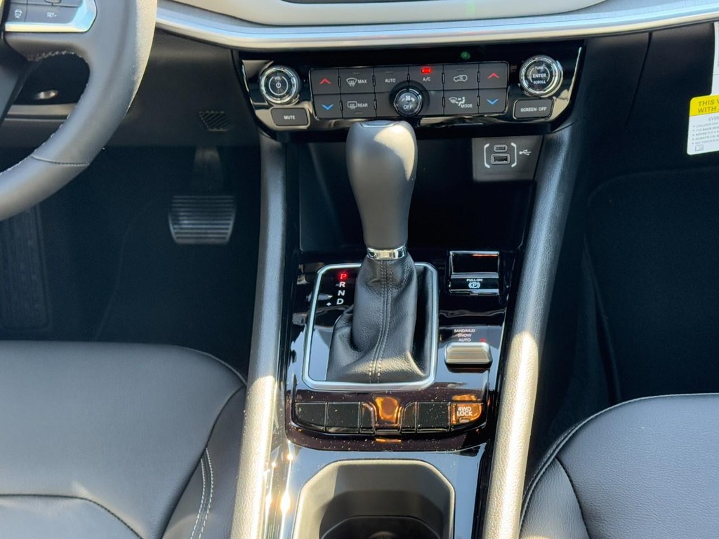 Jeep Compass Vehicle Full-screen Gallery Image 09