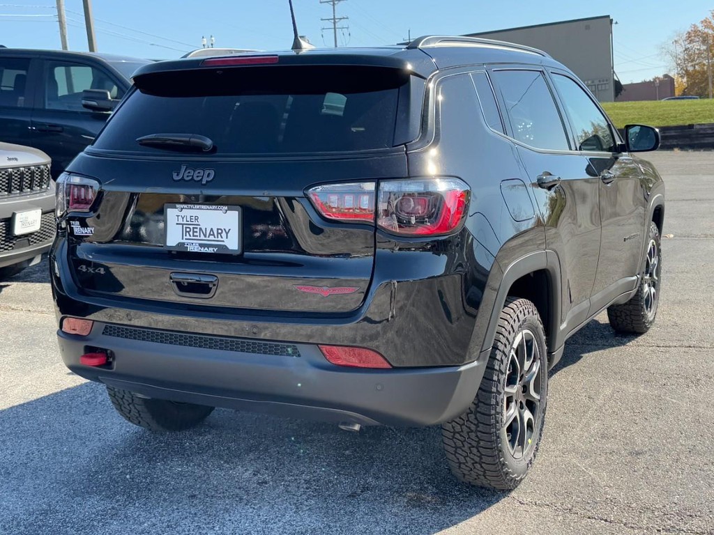 Jeep Compass Vehicle Full-screen Gallery Image 03