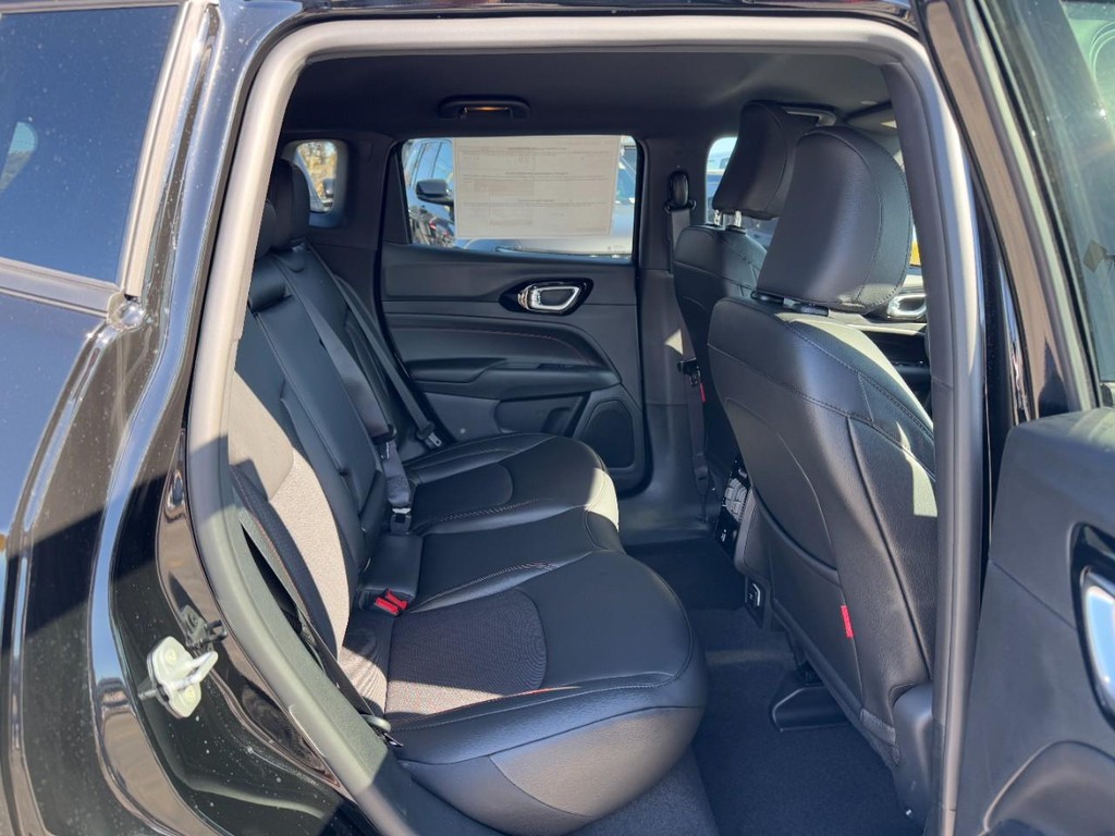 Jeep Compass Vehicle Full-screen Gallery Image 05