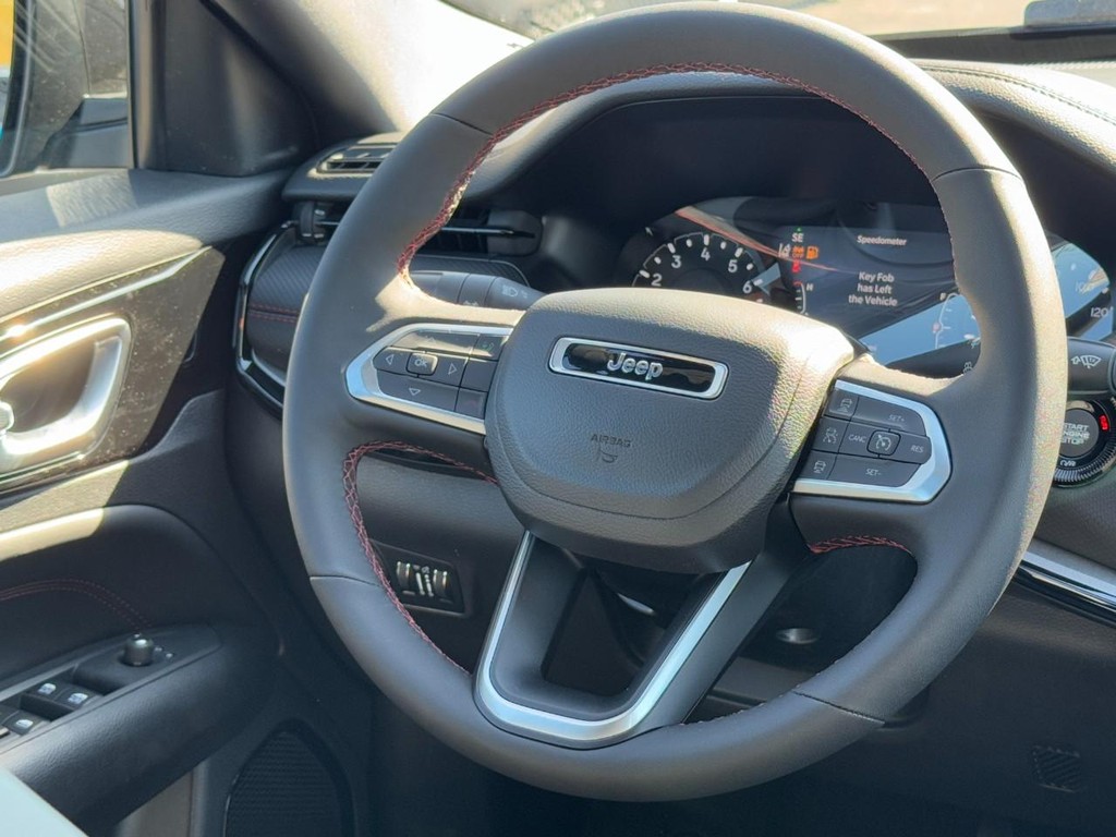 Jeep Compass Vehicle Full-screen Gallery Image 07