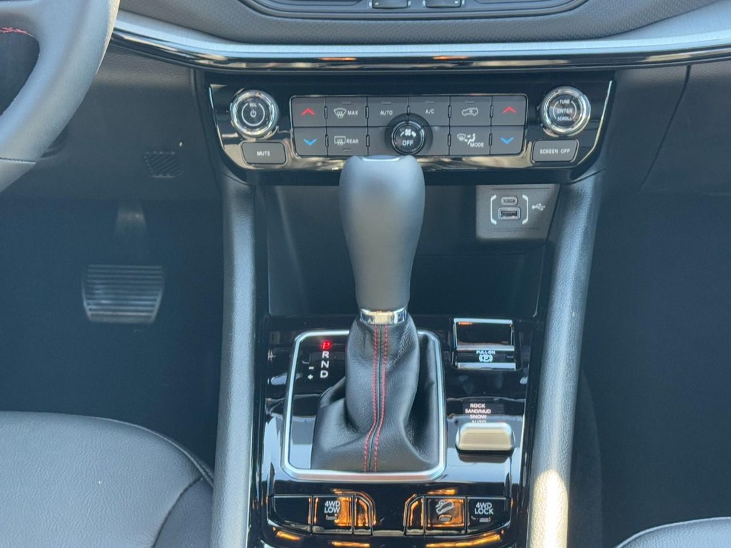 Jeep Compass Vehicle Full-screen Gallery Image 09