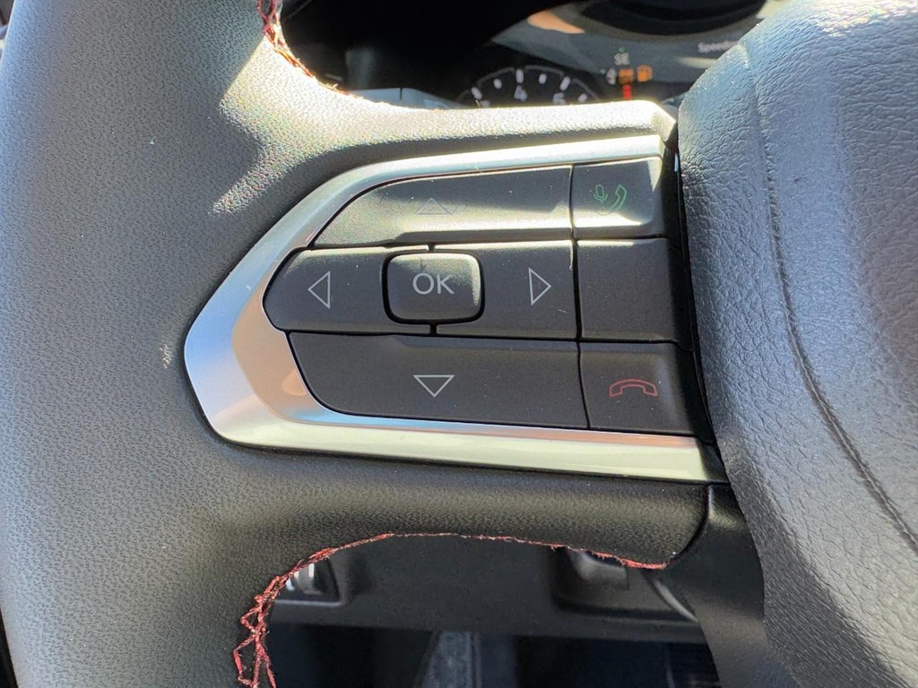 Jeep Compass Vehicle Full-screen Gallery Image 10