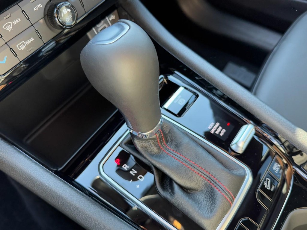 Jeep Compass Vehicle Full-screen Gallery Image 12