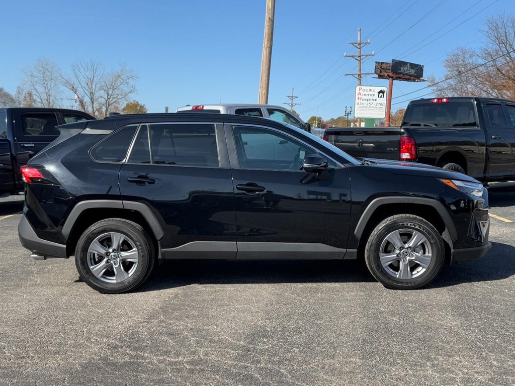 Toyota RAV4 Vehicle Full-screen Gallery Image 02