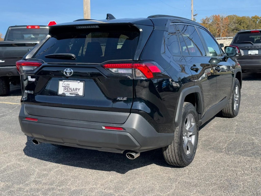 Toyota RAV4 Vehicle Full-screen Gallery Image 03