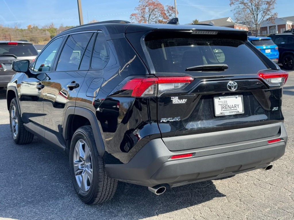 Toyota RAV4 Vehicle Full-screen Gallery Image 04