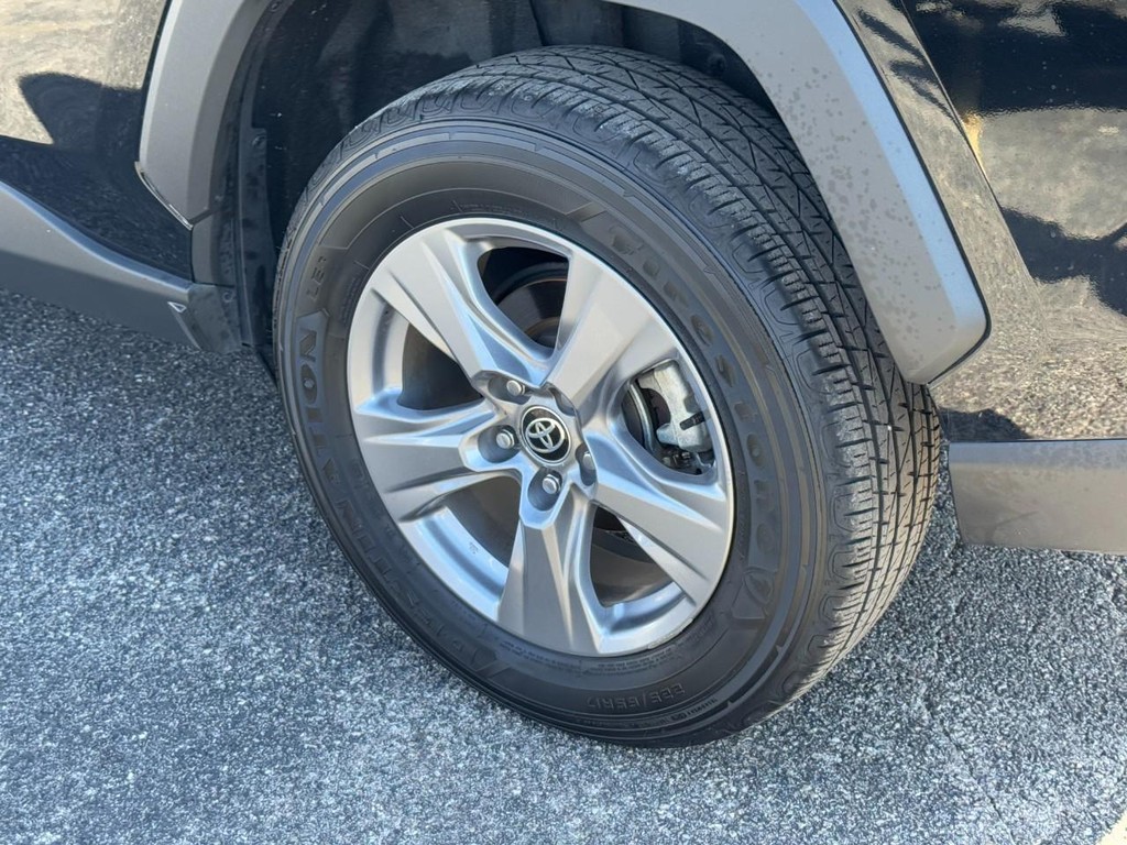 Toyota RAV4 Vehicle Full-screen Gallery Image 05