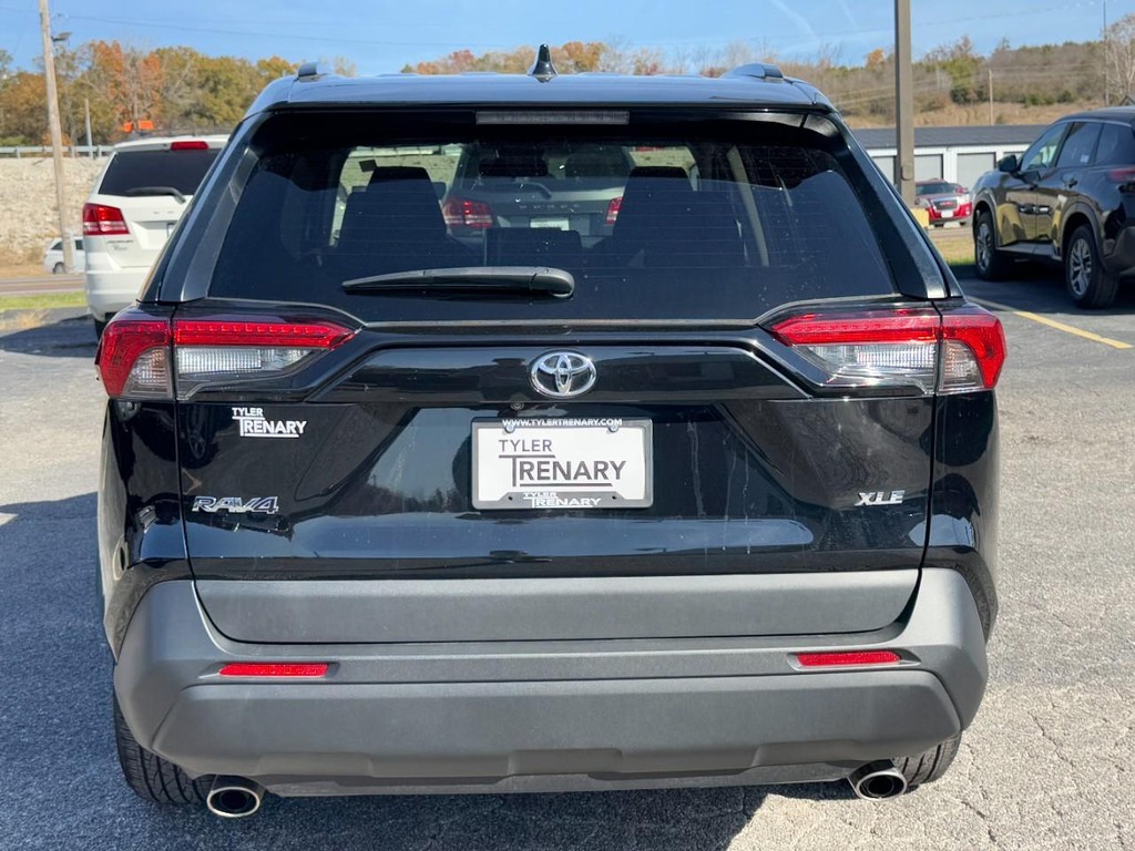 Toyota RAV4 Vehicle Full-screen Gallery Image 08