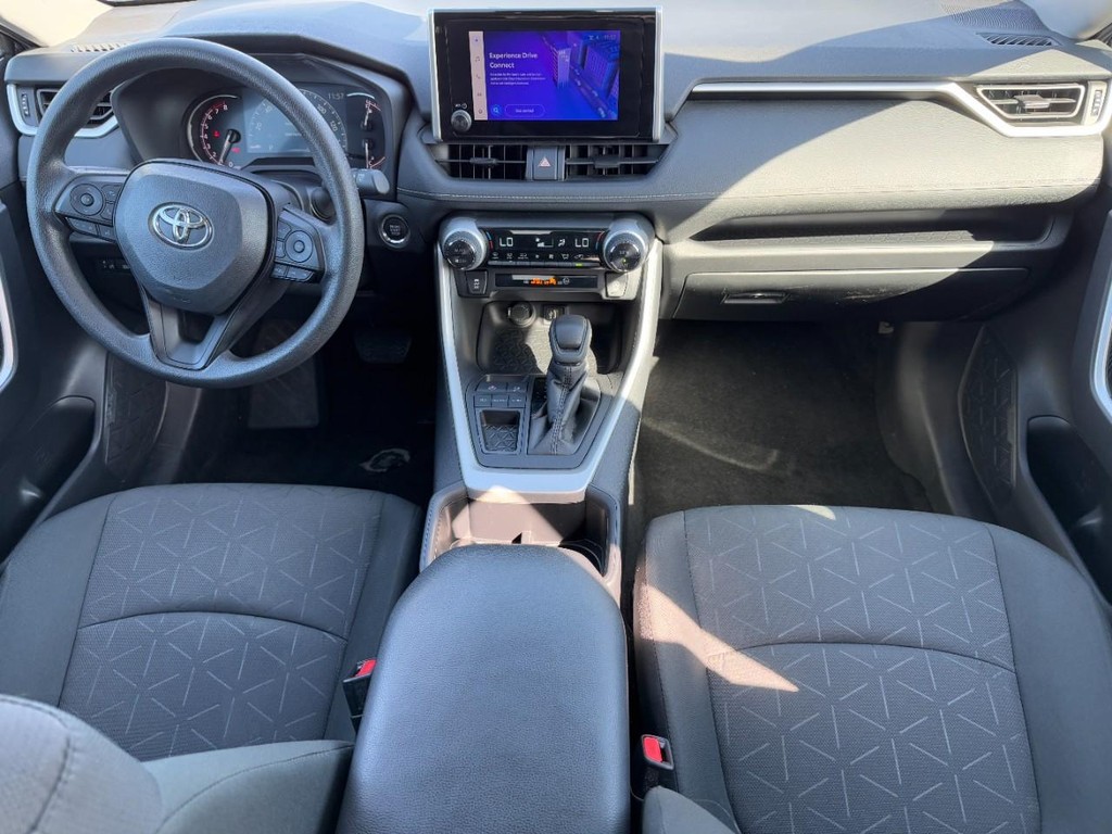 Toyota RAV4 Vehicle Full-screen Gallery Image 11