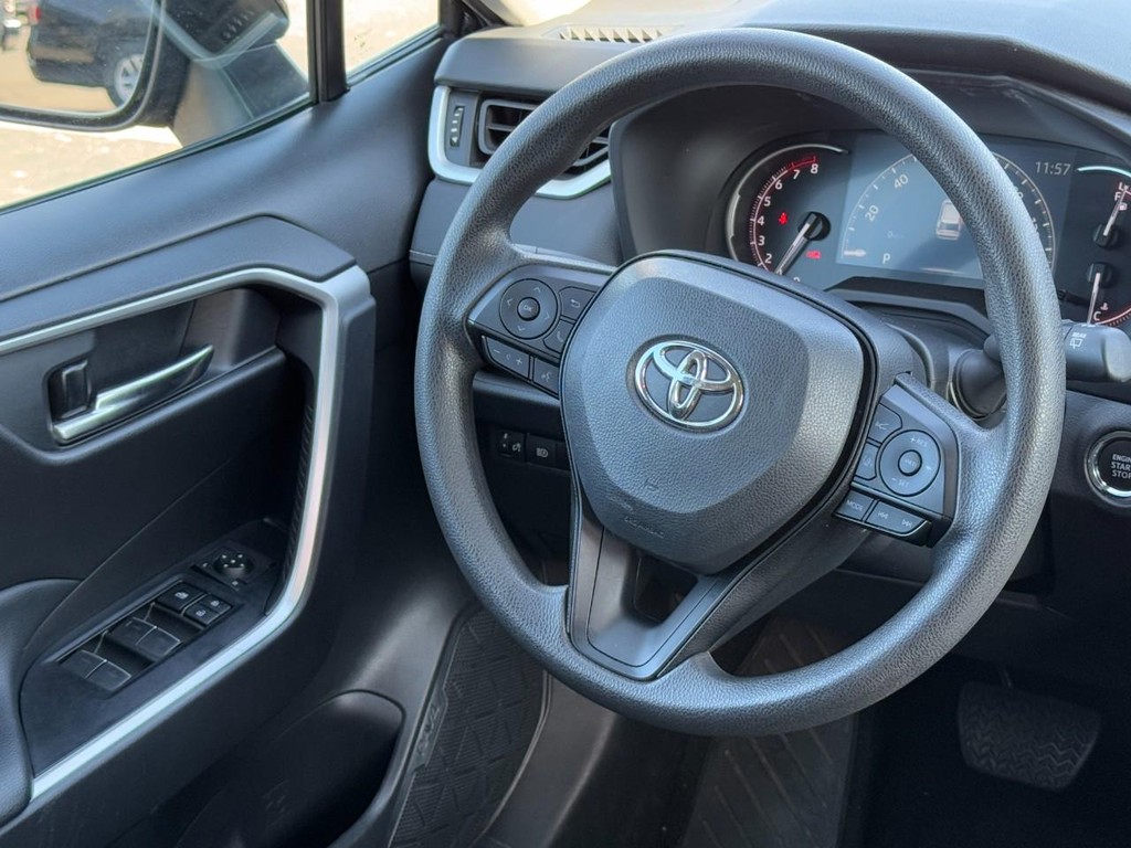 Toyota RAV4 Vehicle Full-screen Gallery Image 12