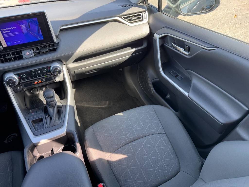 Toyota RAV4 Vehicle Full-screen Gallery Image 15