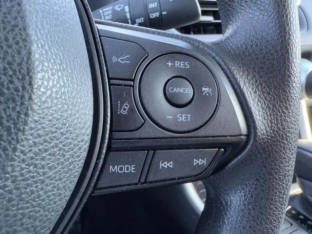 Toyota RAV4 Vehicle Full-screen Gallery Image 17