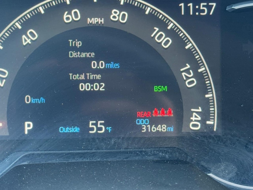 Toyota RAV4 Vehicle Full-screen Gallery Image 18