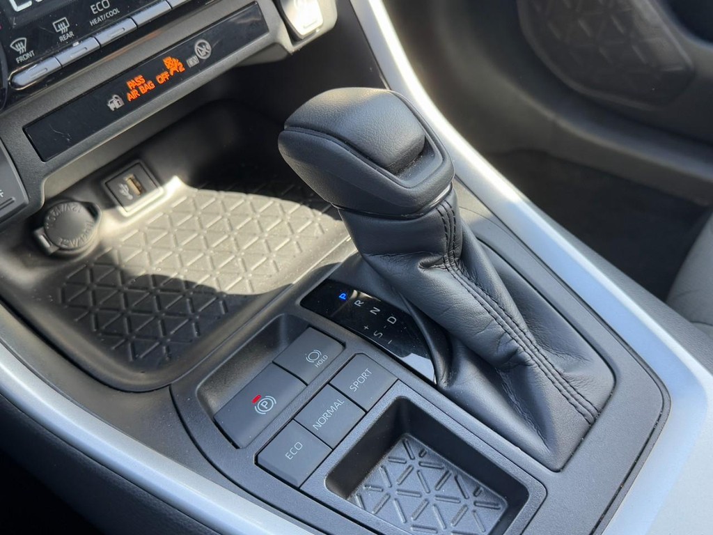 Toyota RAV4 Vehicle Full-screen Gallery Image 19