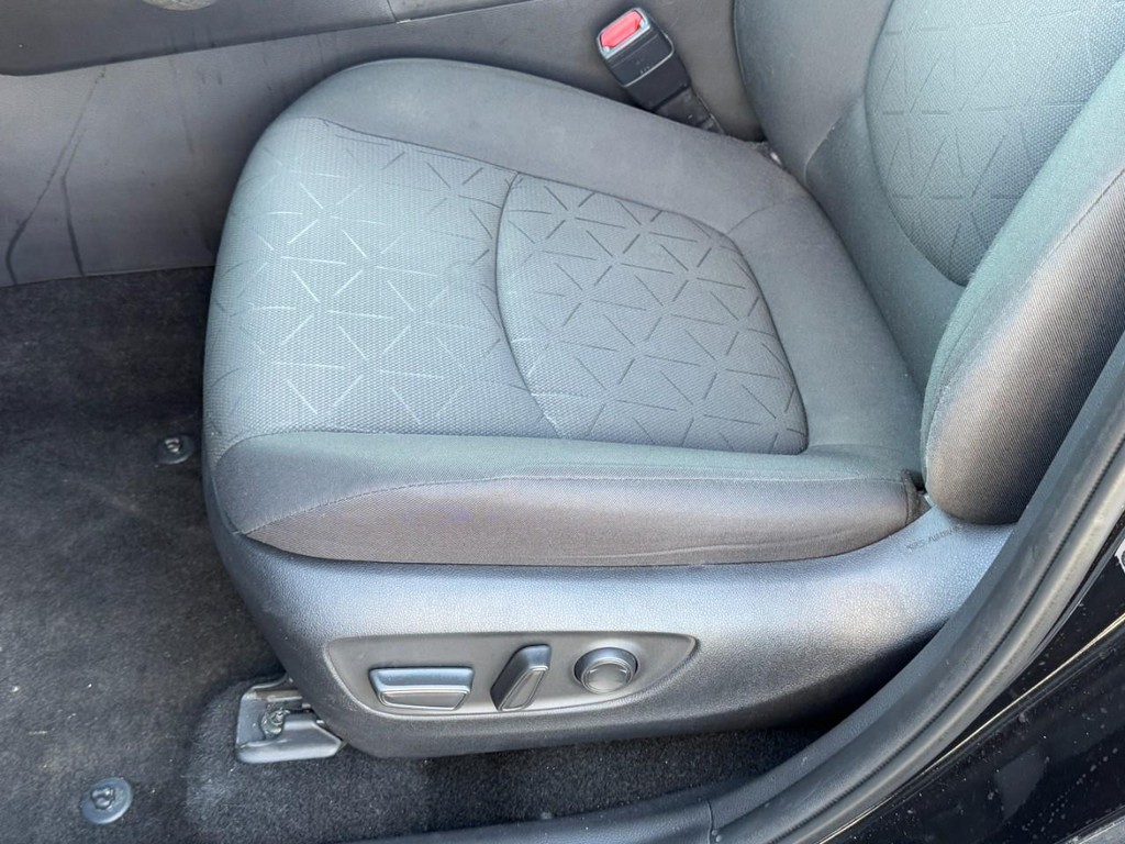 Toyota RAV4 Vehicle Full-screen Gallery Image 22