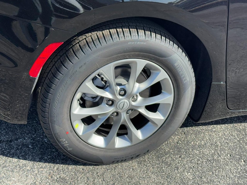 Chrysler Pacifica Vehicle Full-screen Gallery Image 04