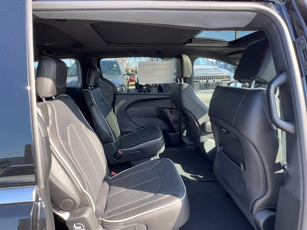 Chrysler Pacifica Vehicle Full-screen Gallery Image 05