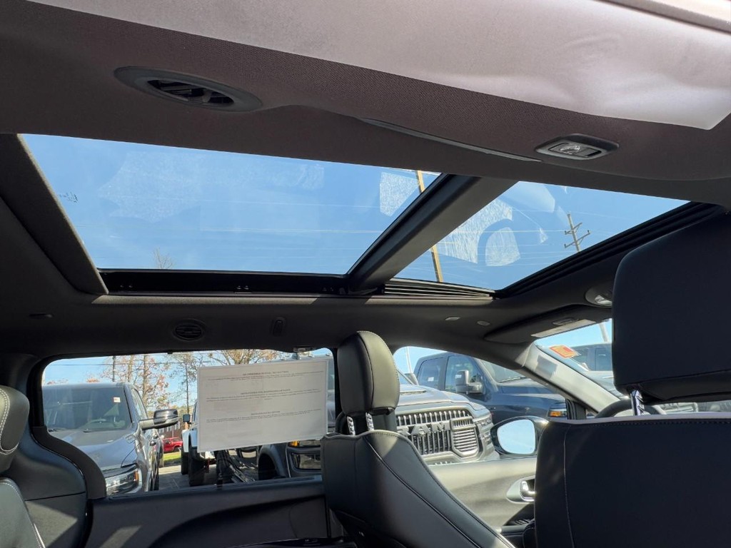 Chrysler Pacifica Vehicle Full-screen Gallery Image 06