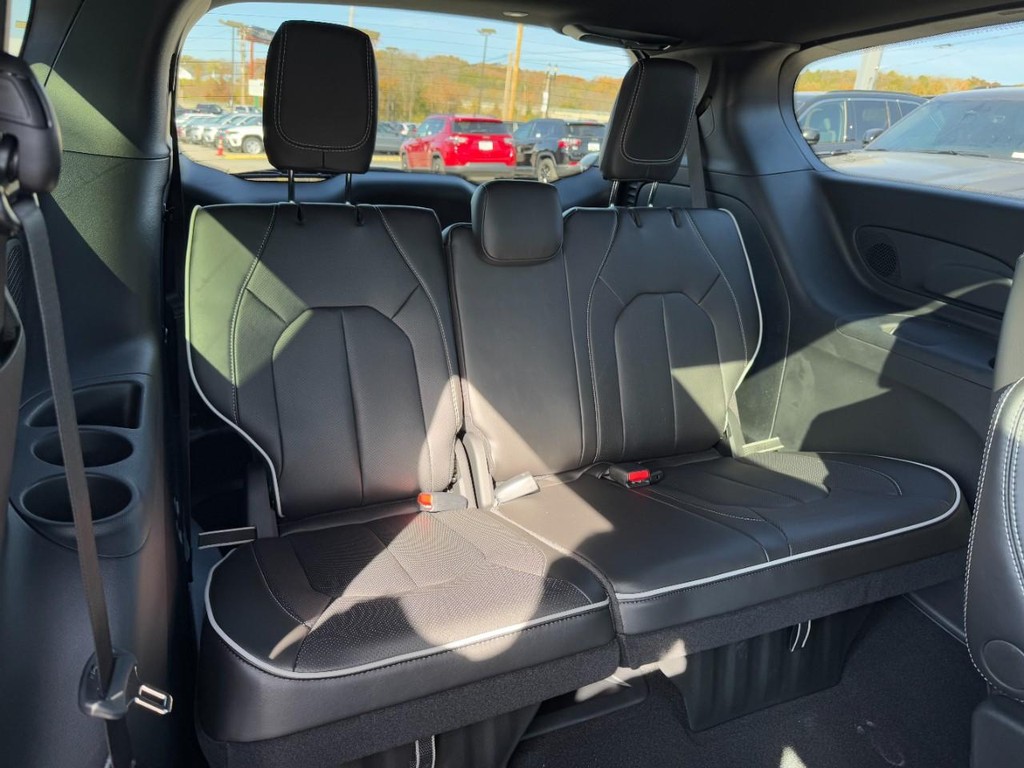 Chrysler Pacifica Vehicle Full-screen Gallery Image 07