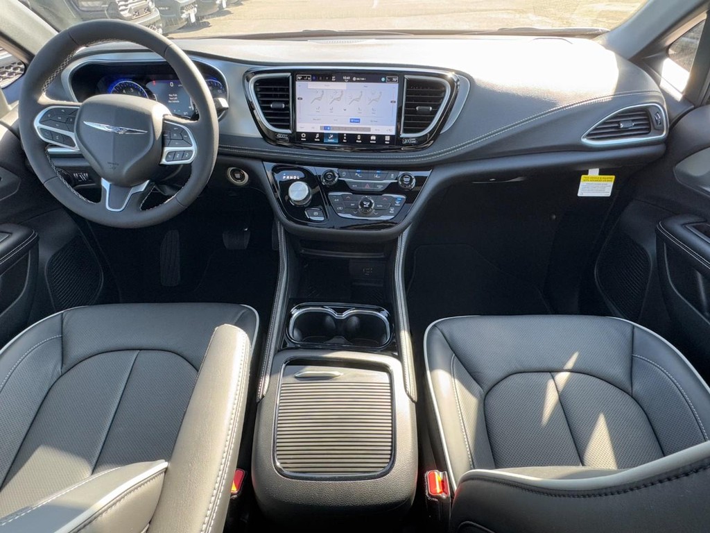 Chrysler Pacifica Vehicle Full-screen Gallery Image 08