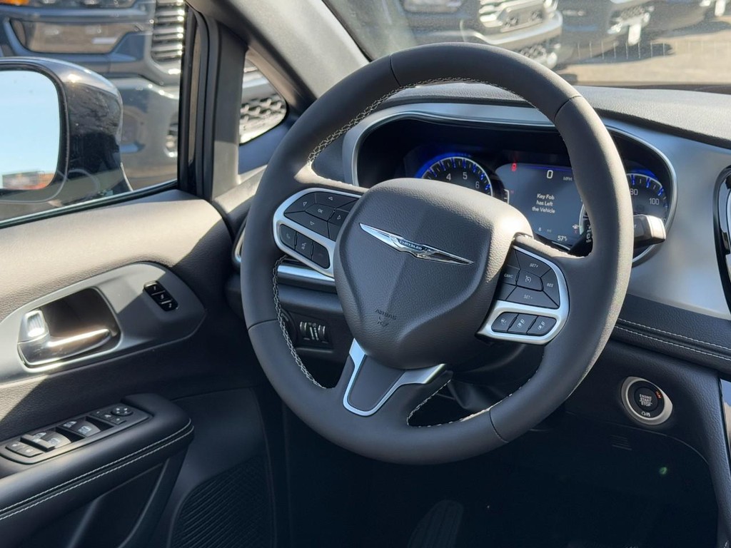 Chrysler Pacifica Vehicle Full-screen Gallery Image 09