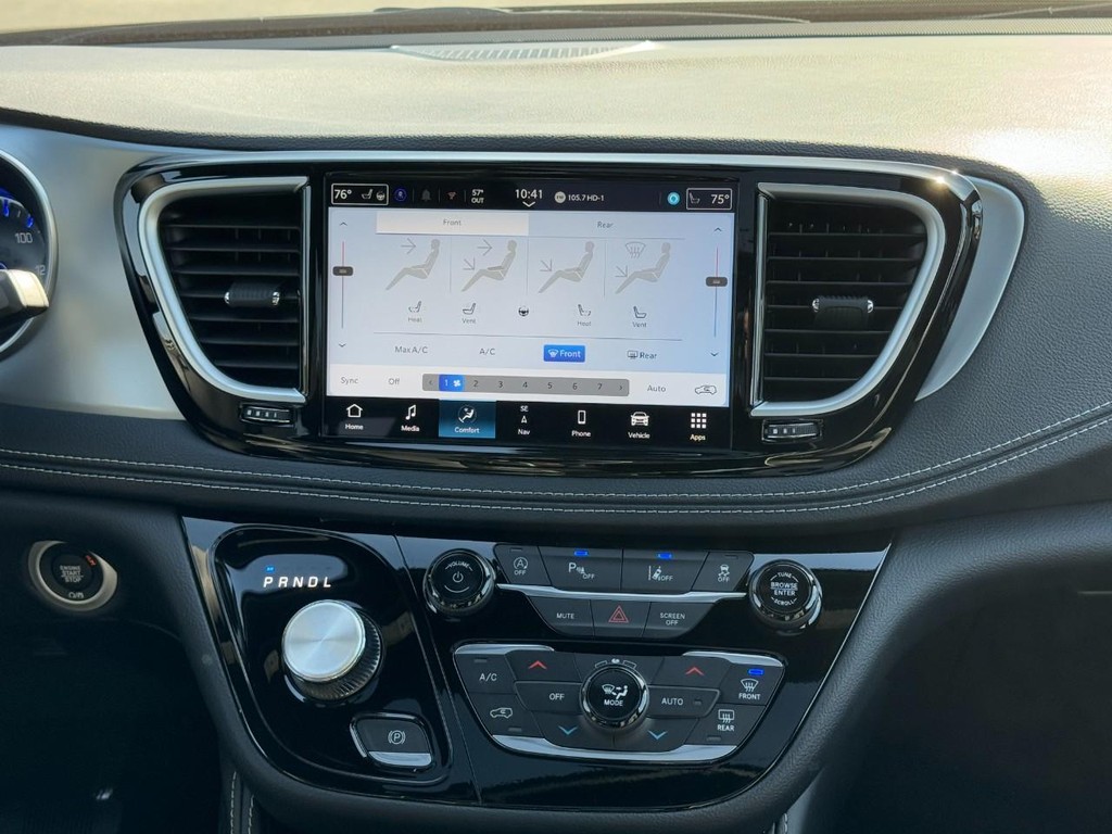 Chrysler Pacifica Vehicle Full-screen Gallery Image 10