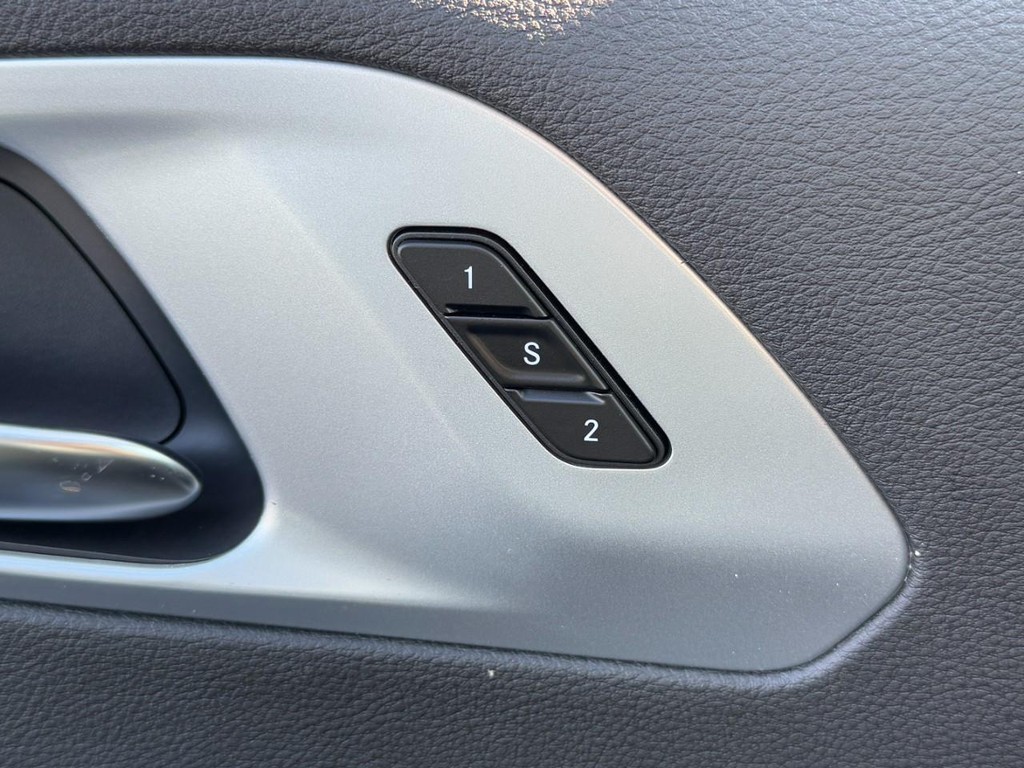 Chrysler Pacifica Vehicle Full-screen Gallery Image 12