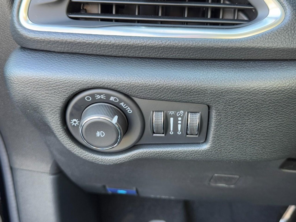 Chrysler Pacifica Vehicle Full-screen Gallery Image 13