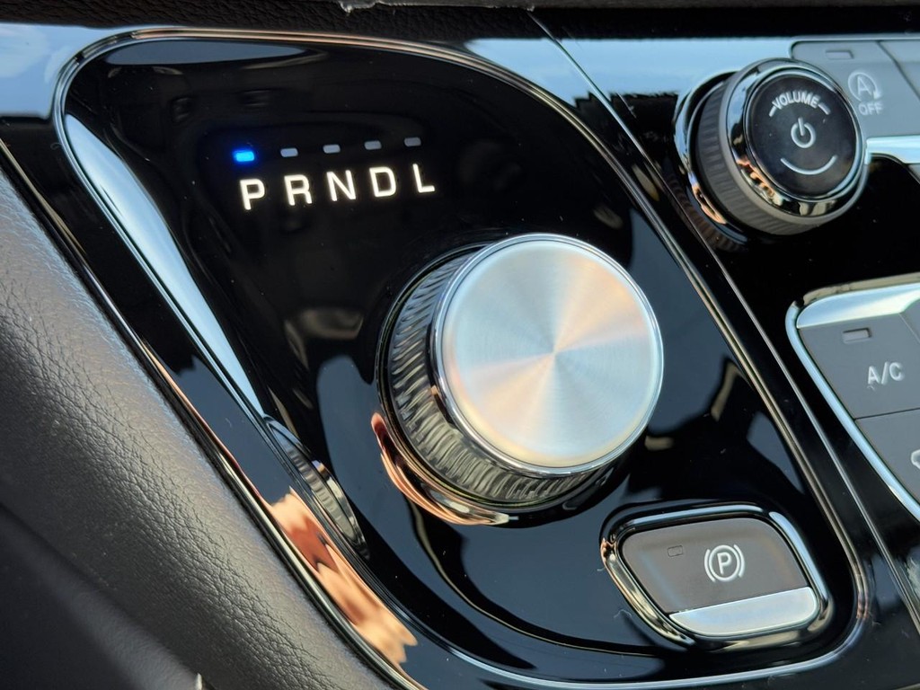 Chrysler Pacifica Vehicle Full-screen Gallery Image 16