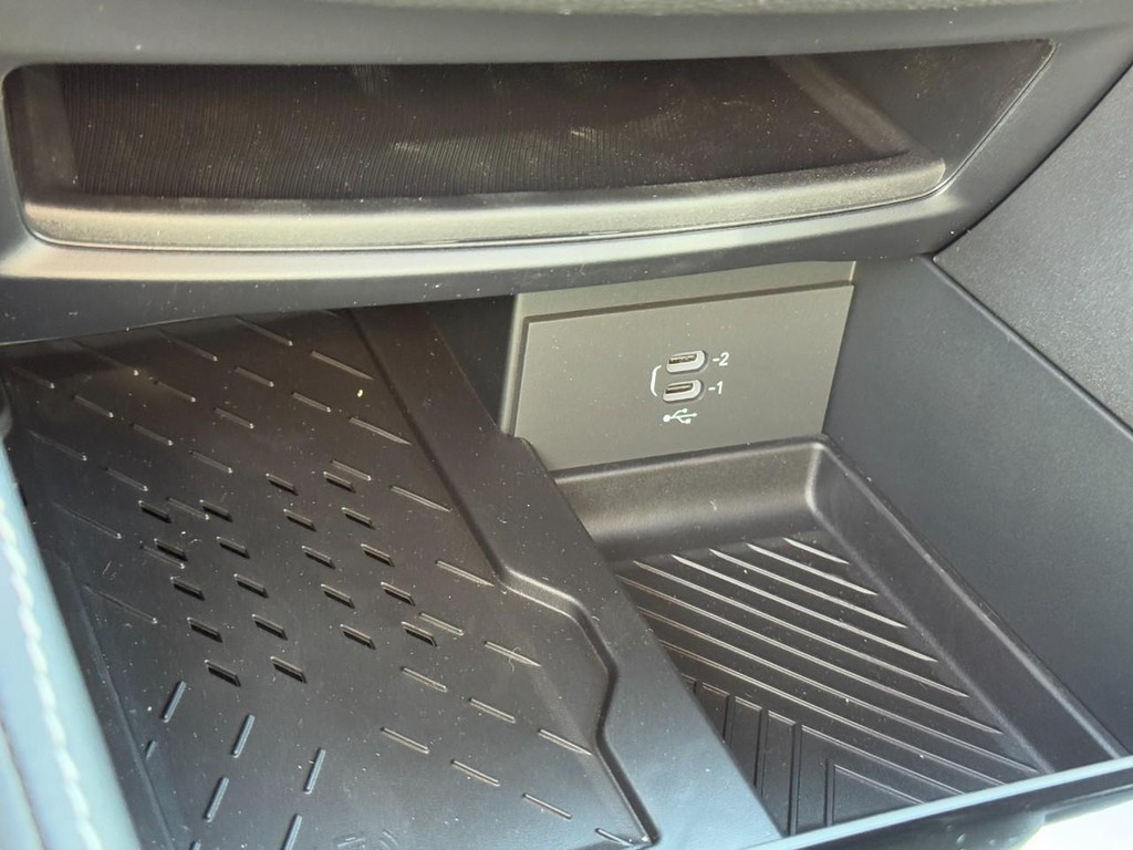 Chrysler Pacifica Vehicle Full-screen Gallery Image 17