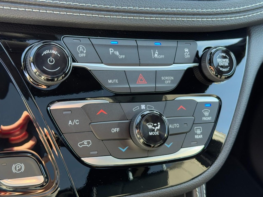 Chrysler Pacifica Vehicle Full-screen Gallery Image 18