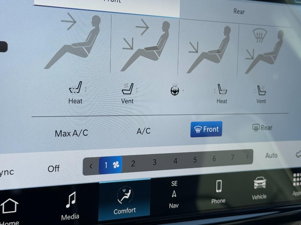 Chrysler Pacifica Vehicle Full-screen Gallery Image 19