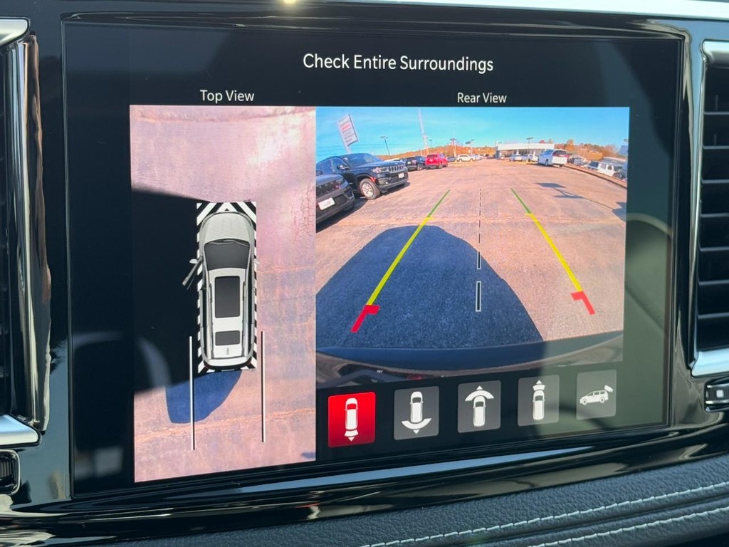 Chrysler Pacifica Vehicle Full-screen Gallery Image 21