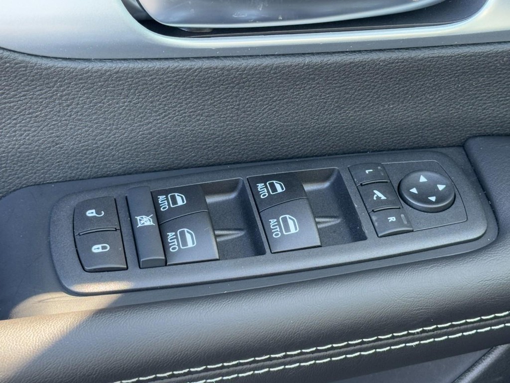 Chrysler Pacifica Vehicle Full-screen Gallery Image 22