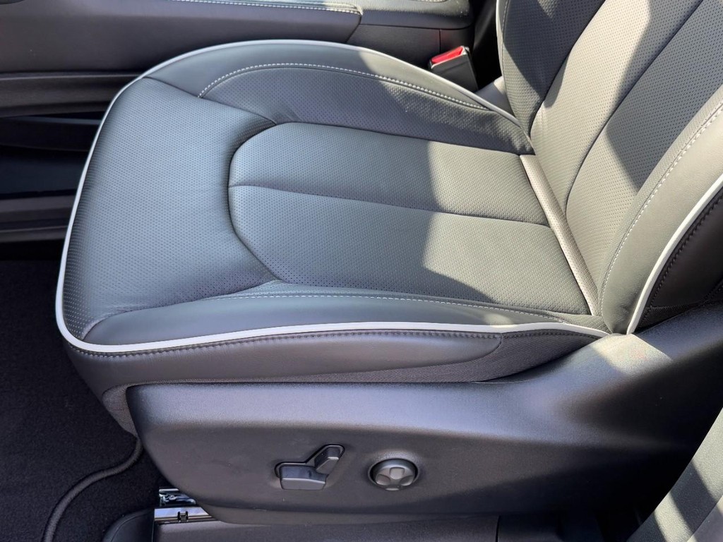 Chrysler Pacifica Vehicle Full-screen Gallery Image 23