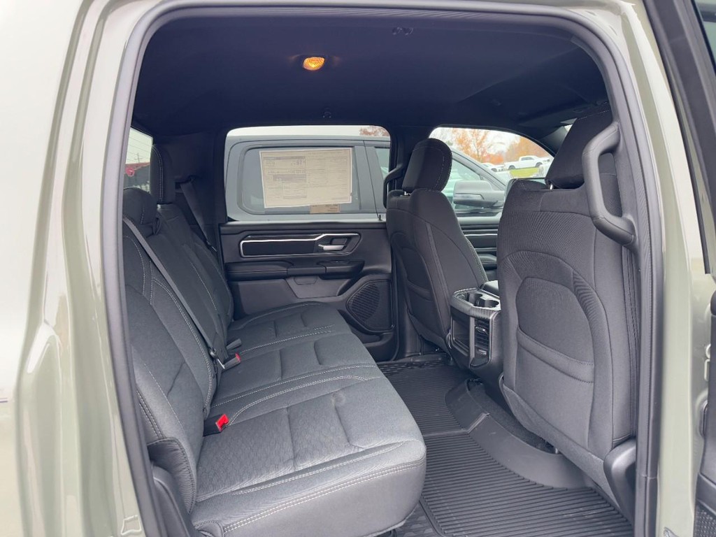 Ram 1500 Vehicle Full-screen Gallery Image 05