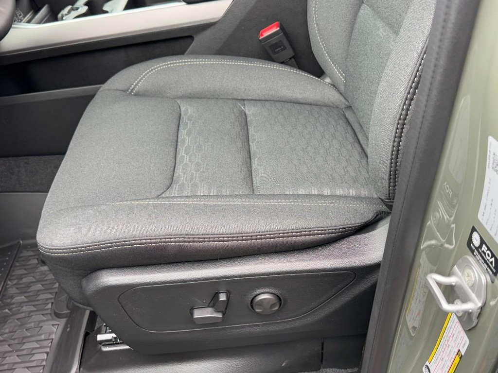 Ram 1500 Vehicle Full-screen Gallery Image 16