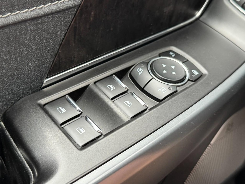 Ford F-150 Vehicle Full-screen Gallery Image 24