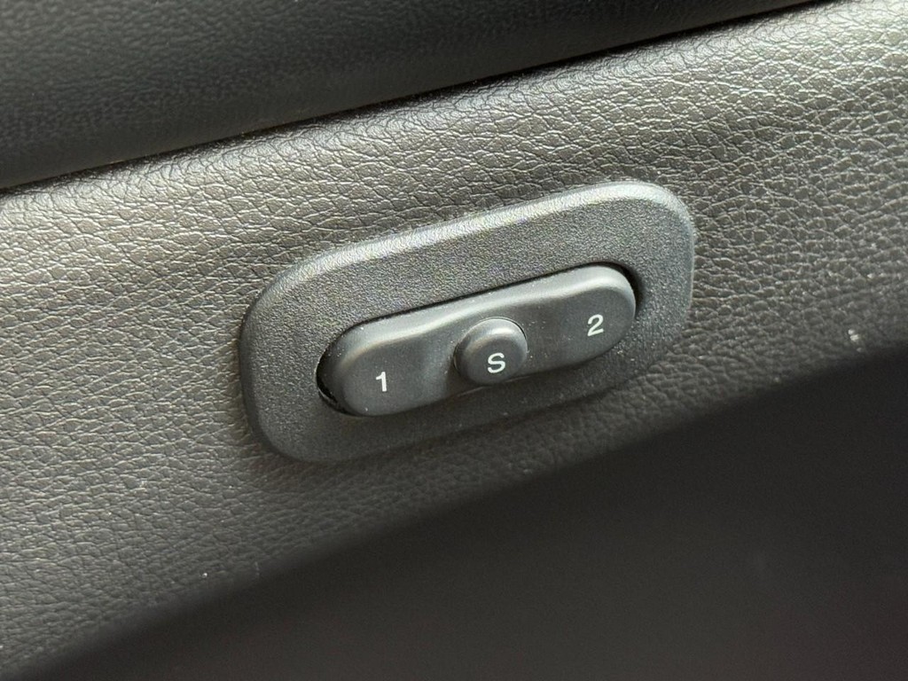 Jeep Grand Cherokee Vehicle Full-screen Gallery Image 17