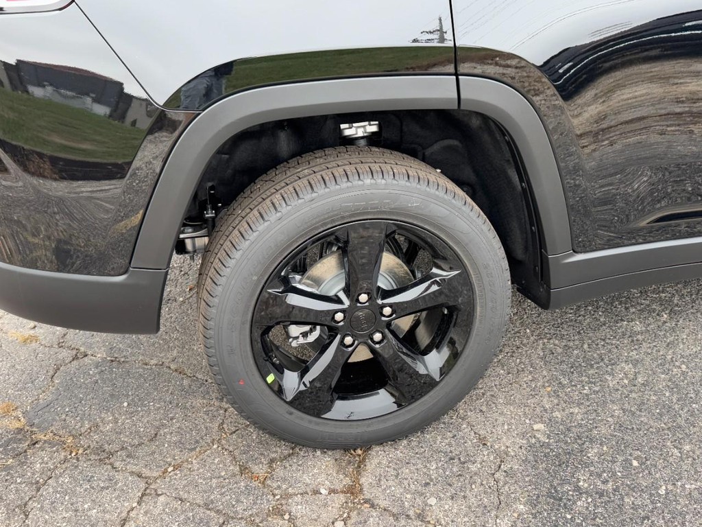 Jeep Grand Cherokee Vehicle Full-screen Gallery Image 04