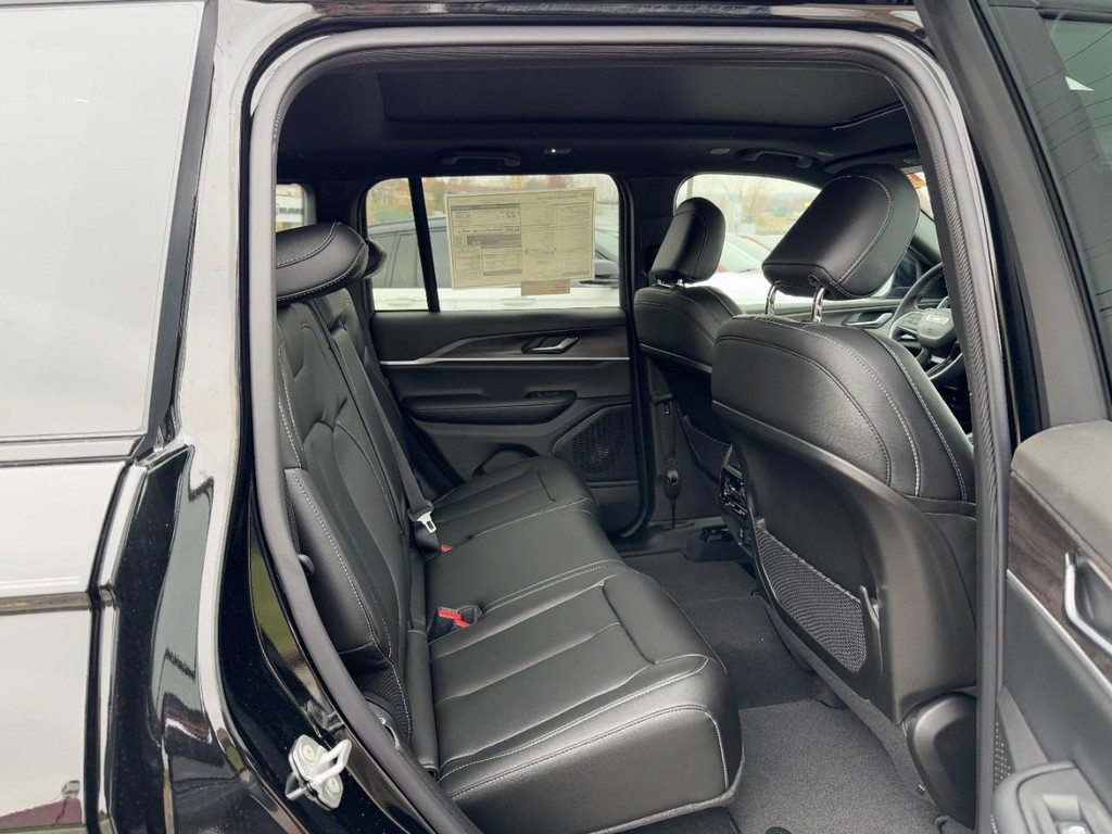 Jeep Grand Cherokee Vehicle Full-screen Gallery Image 05