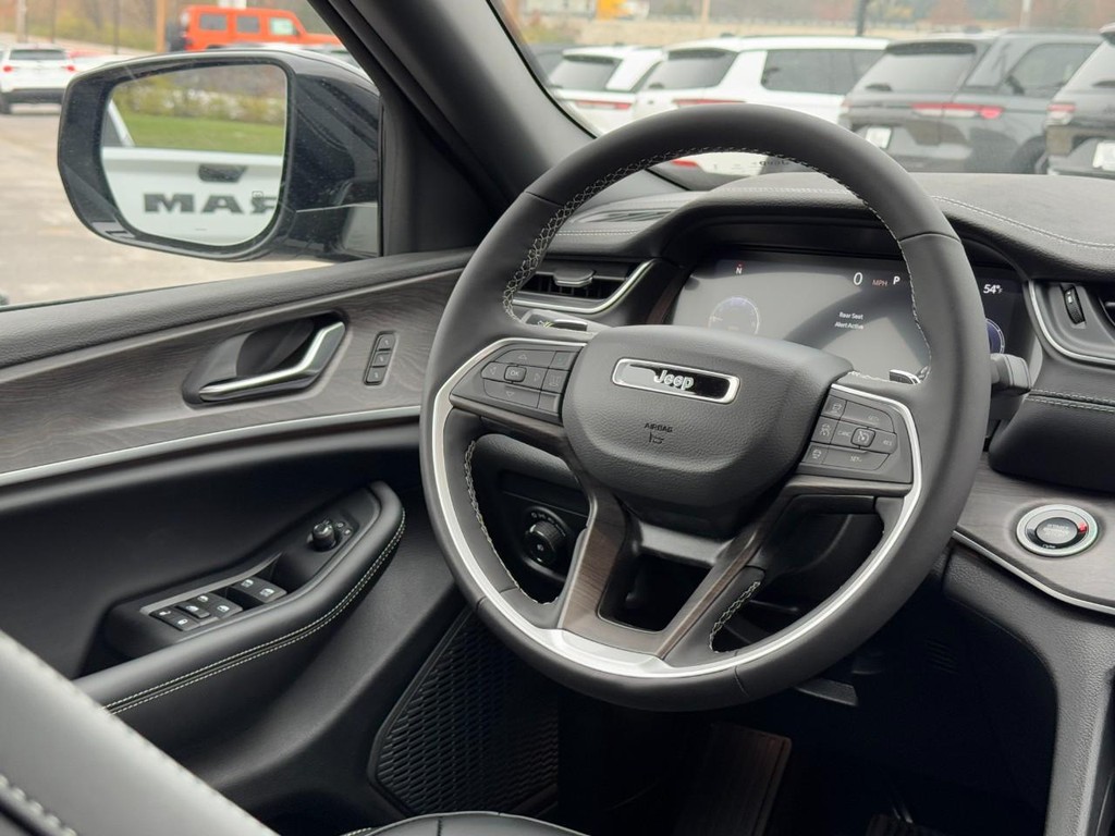 Jeep Grand Cherokee Vehicle Full-screen Gallery Image 07