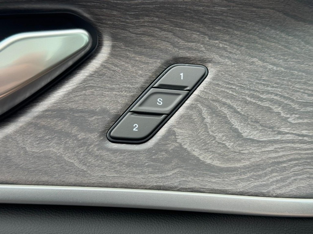 Jeep Grand Cherokee Vehicle Full-screen Gallery Image 10