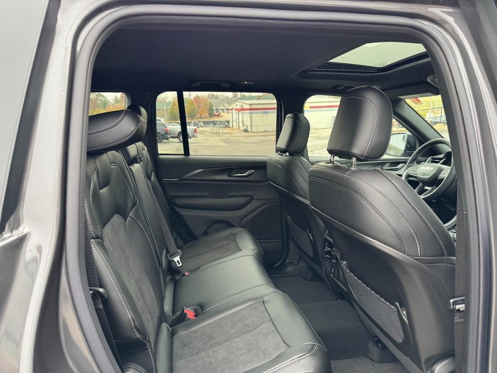 Jeep Grand Cherokee Vehicle Full-screen Gallery Image 05