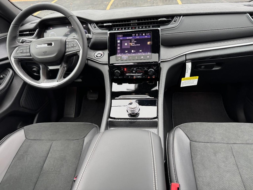 Jeep Grand Cherokee Vehicle Full-screen Gallery Image 07